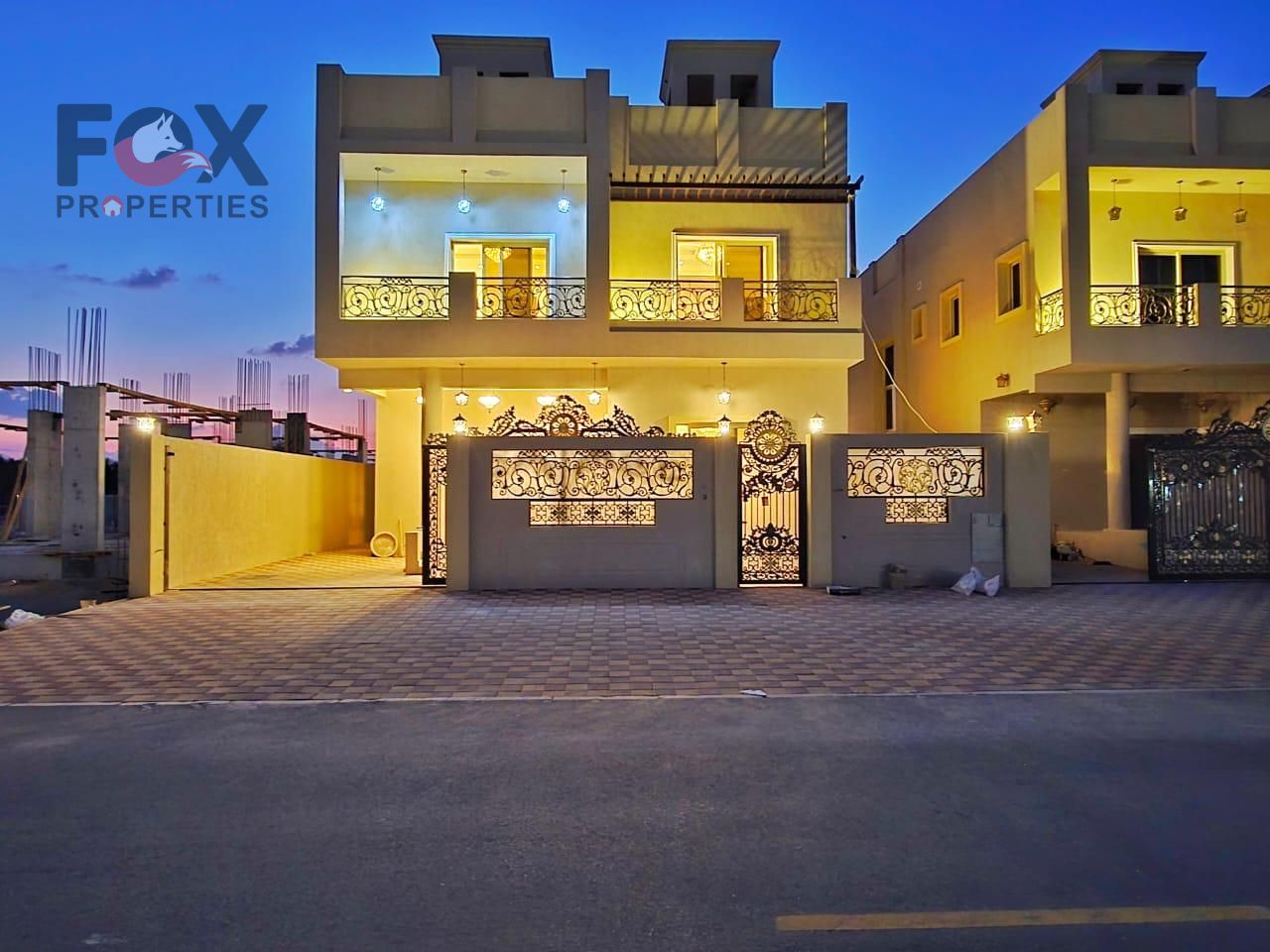5 master bedrooms, living room, majlis, kitchen, maid's room, laundry room, and kitchen storage