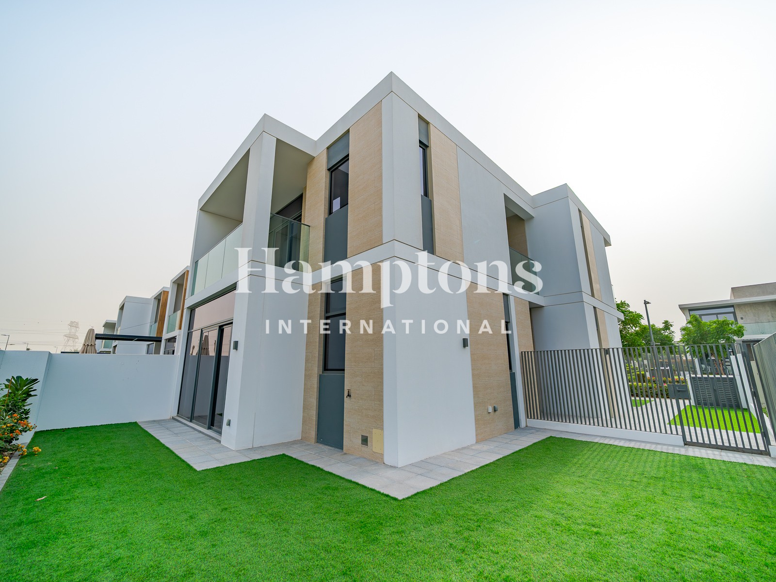 Corner Large Unit | Single Row | Opposite Pool