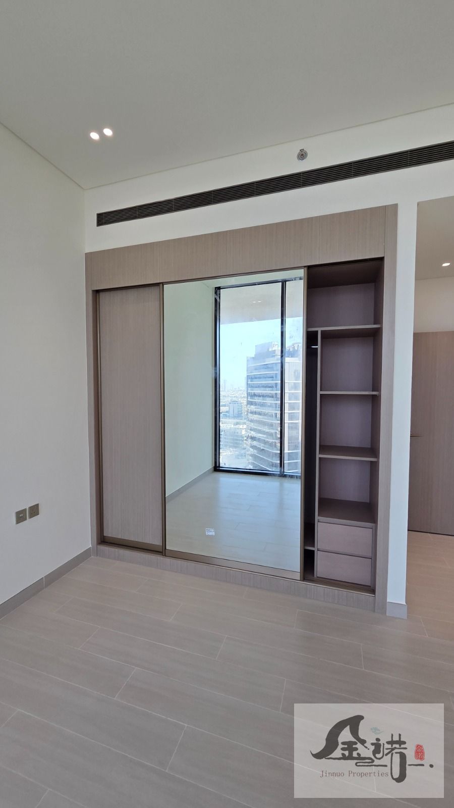 Stunning Unit/Large Layout/Prime Location