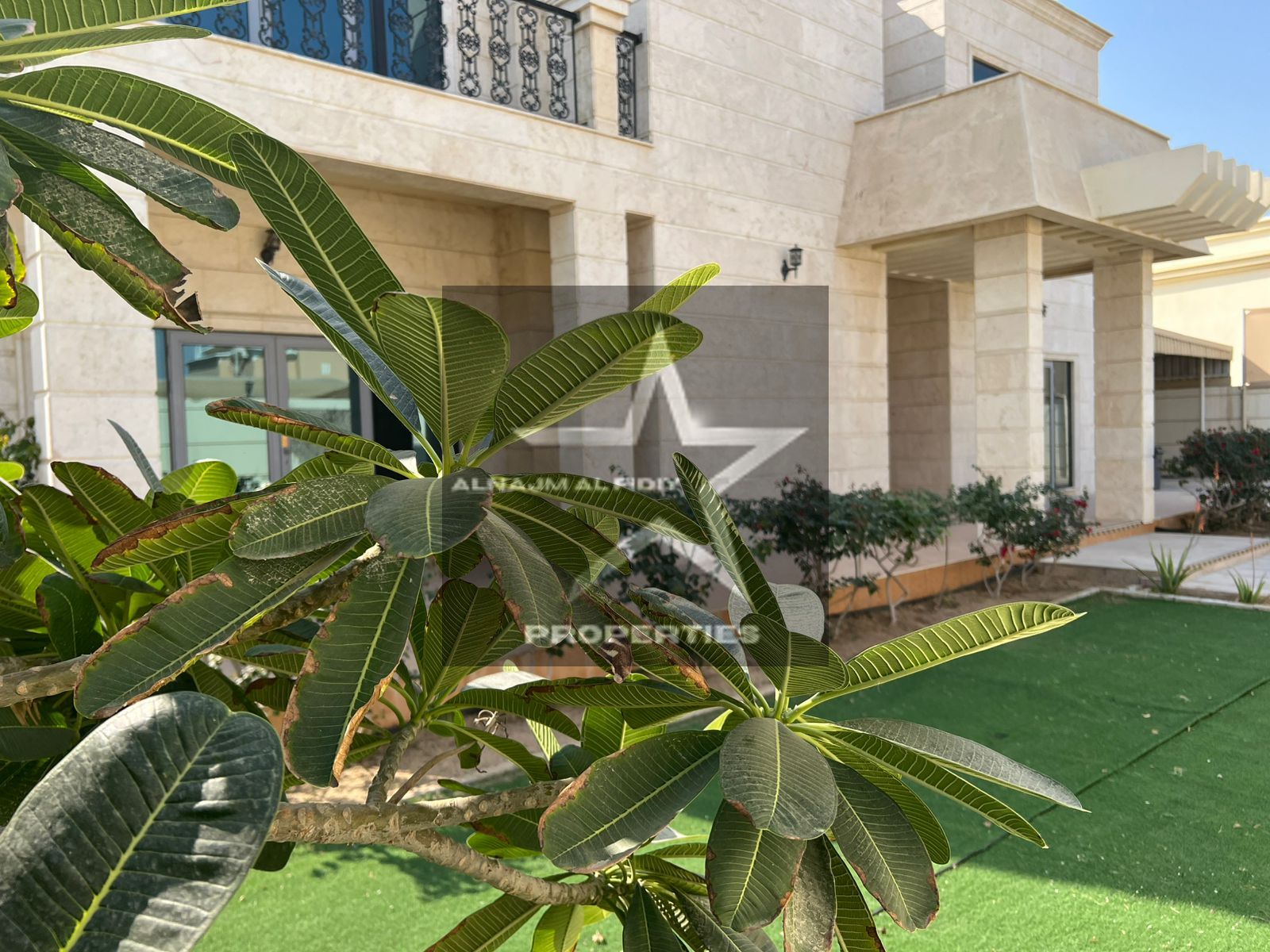 Elegant and Modern beauty I Massive garden I Can be for staff I Call now to view