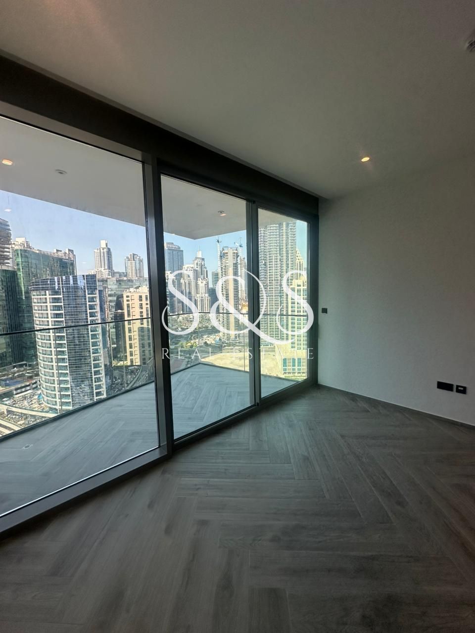 MId Floor | Ready to Move | Prime Location