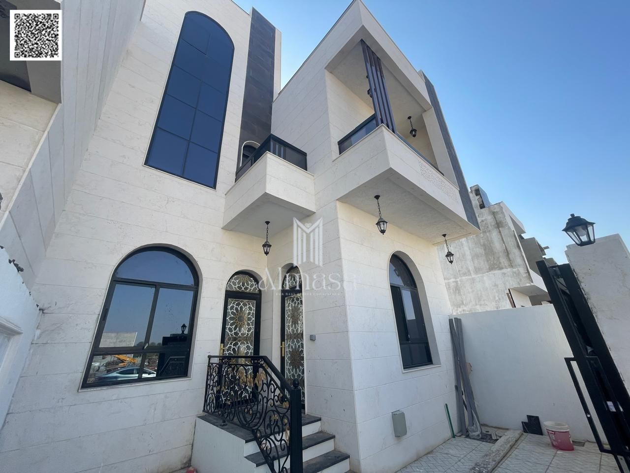 Freehold . Modern villa on a main street, no registration fees.