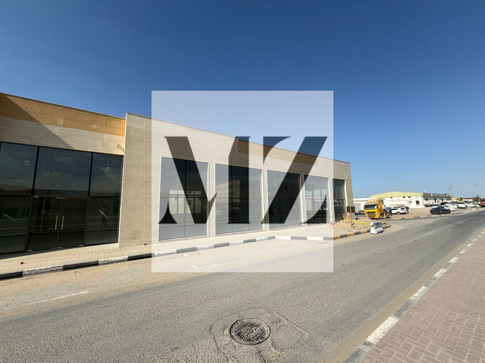 For sale or rent in Zone 5, on a main street, excellent location, 20,000