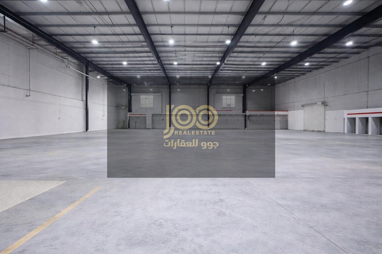 A spacious area with added setback space behind the warehouse for ease of operation / 550V