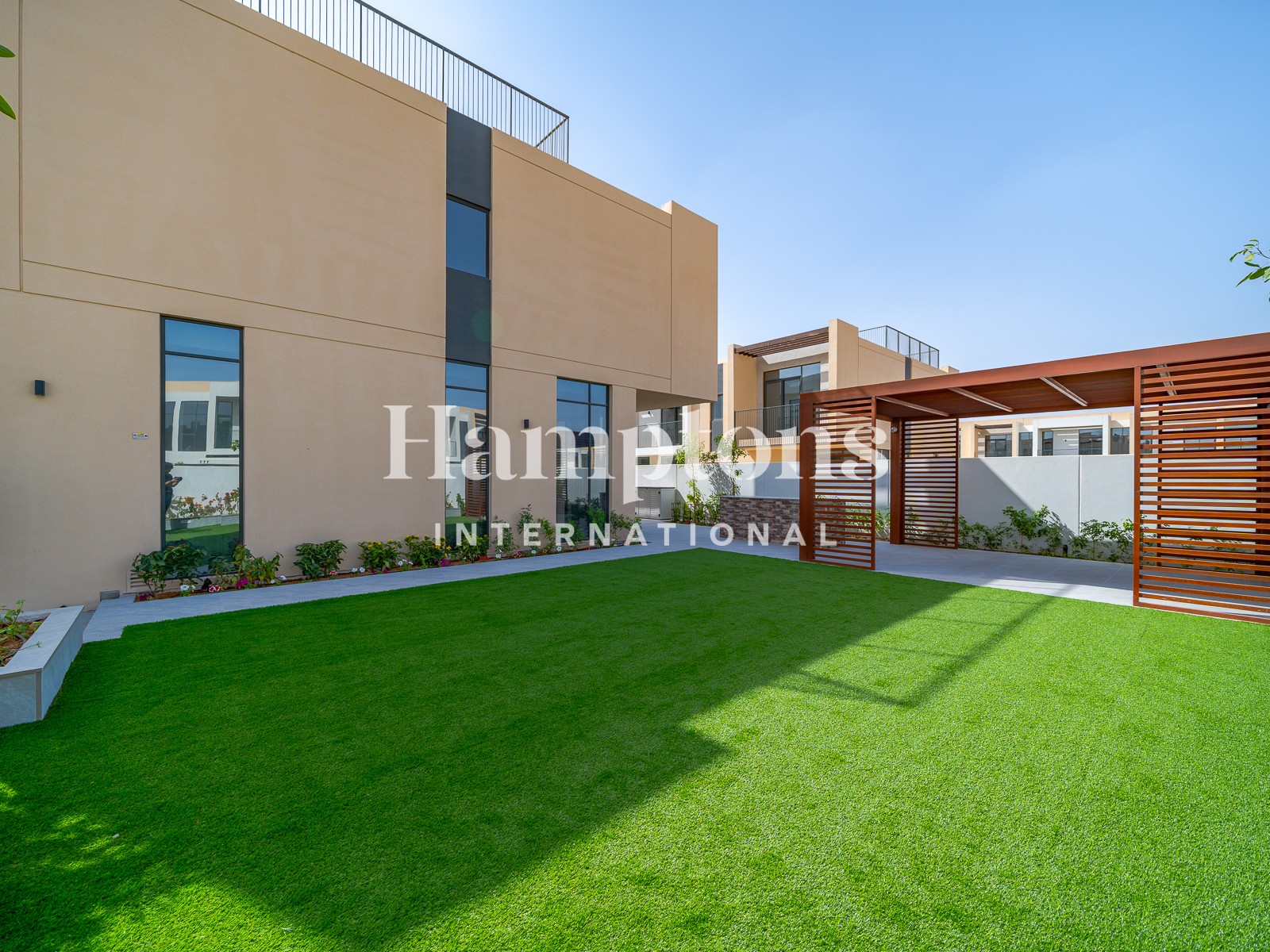 Luxury Unit | Designer Garden with BBQ | Pergola