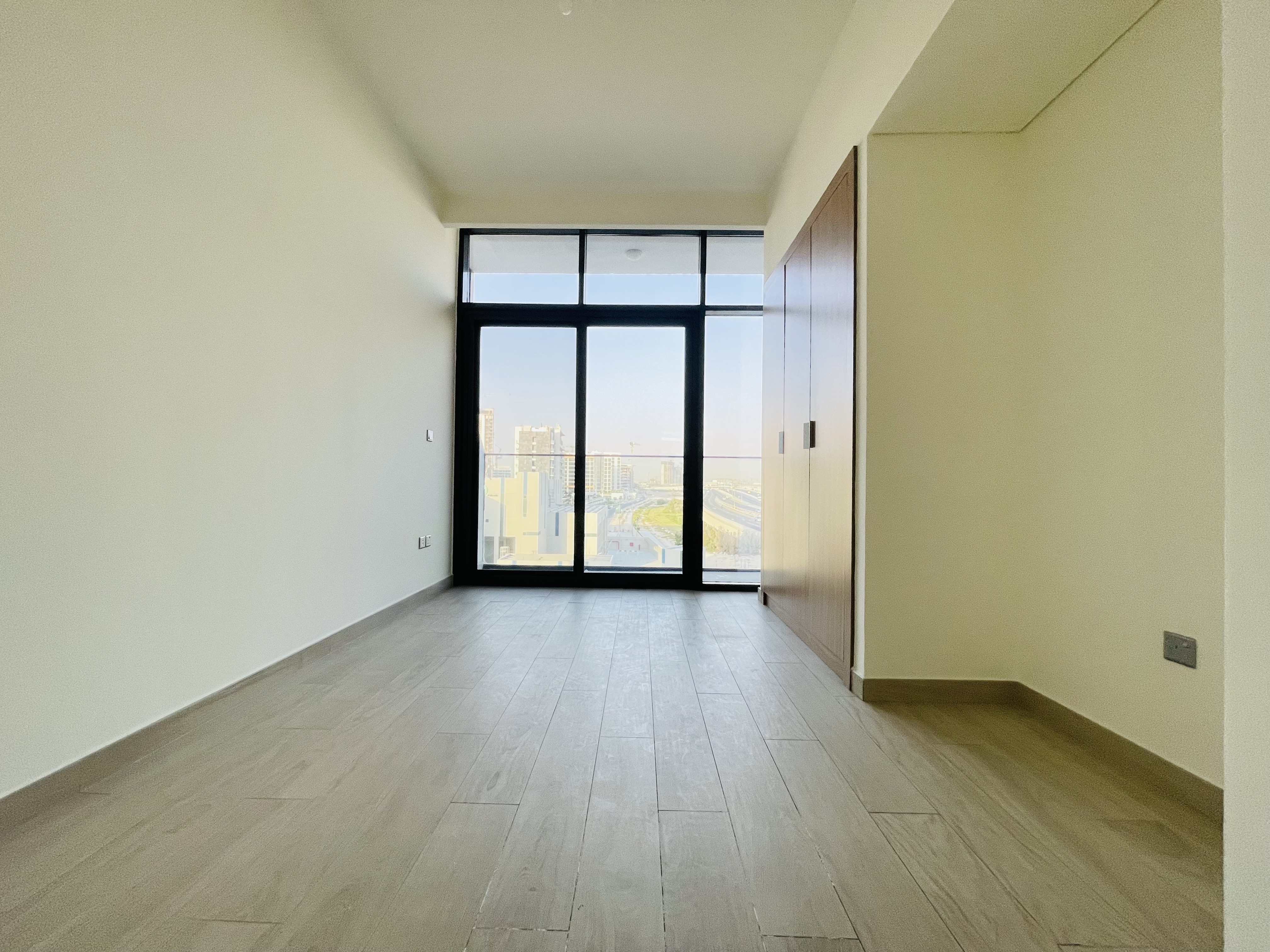 FREE CHILLER // STUDIO APARTMENT WITH FITTED KITCHEN