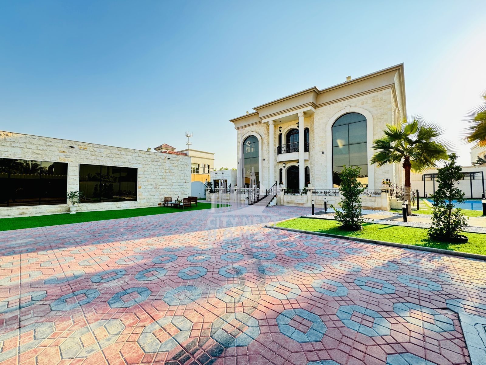 5 Bedroom / 2 Majlis / Pool / Huge Garden