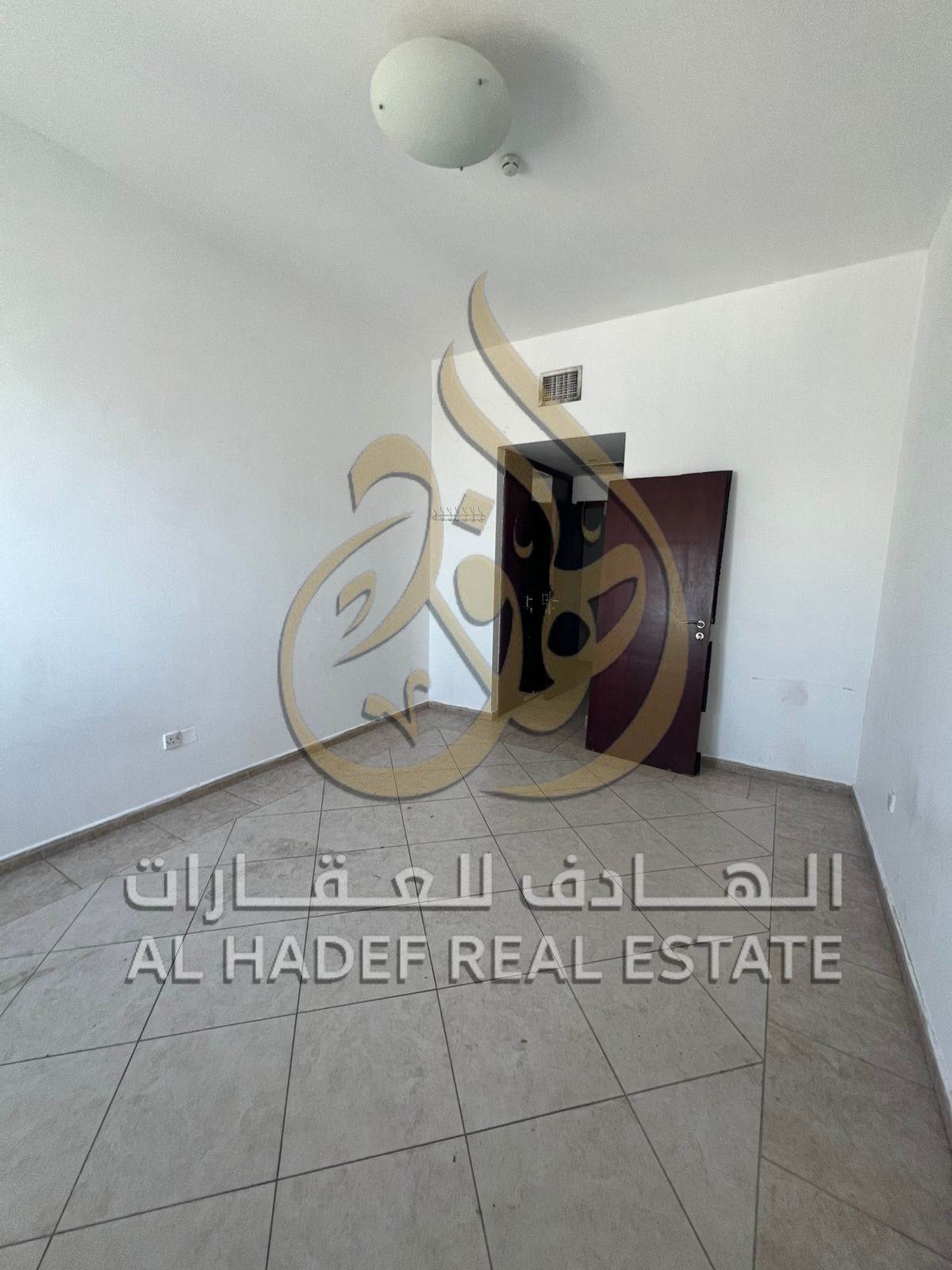 For annual rent in Al Majaz 1 area, direct sea view, air conditioning, owner-occupied, free gym and swimming pool, free parking inside the tower