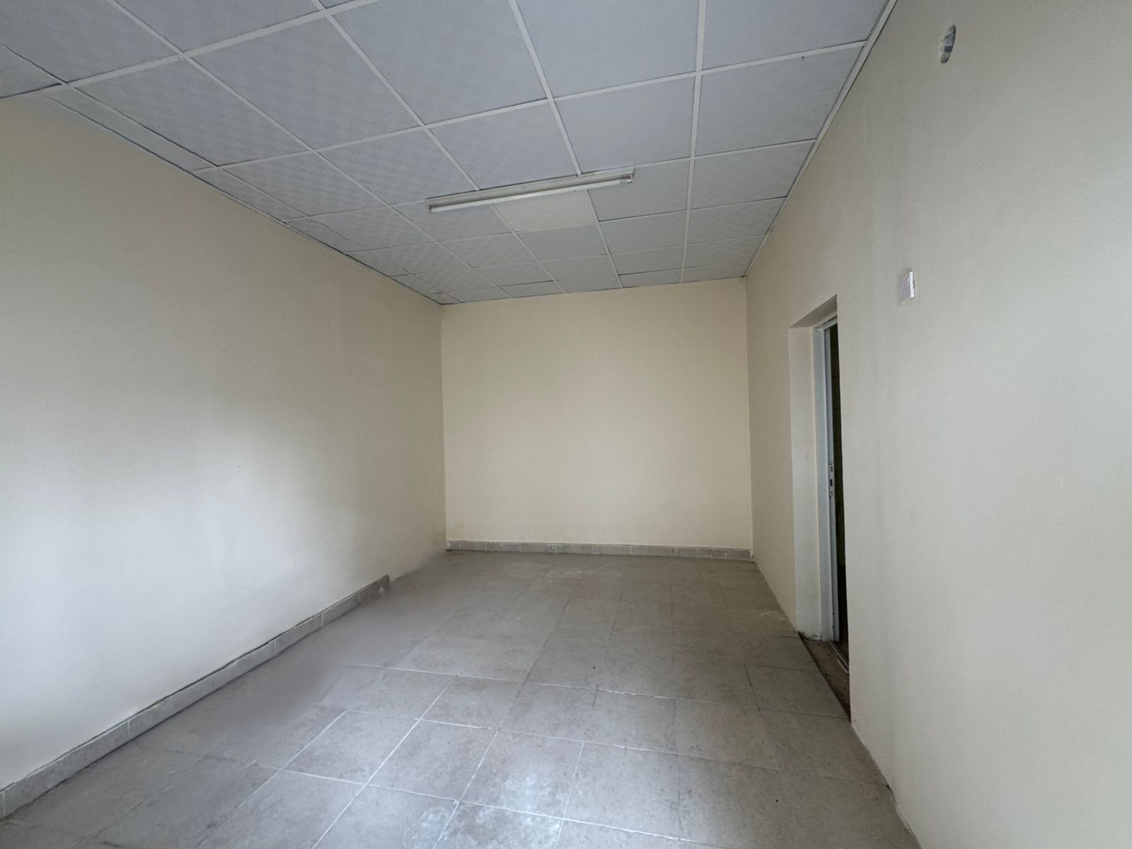 For rent in Sharjah, Al Subaija area: an Arab family house for rent with a large, spacious area and a prime location on a main street.