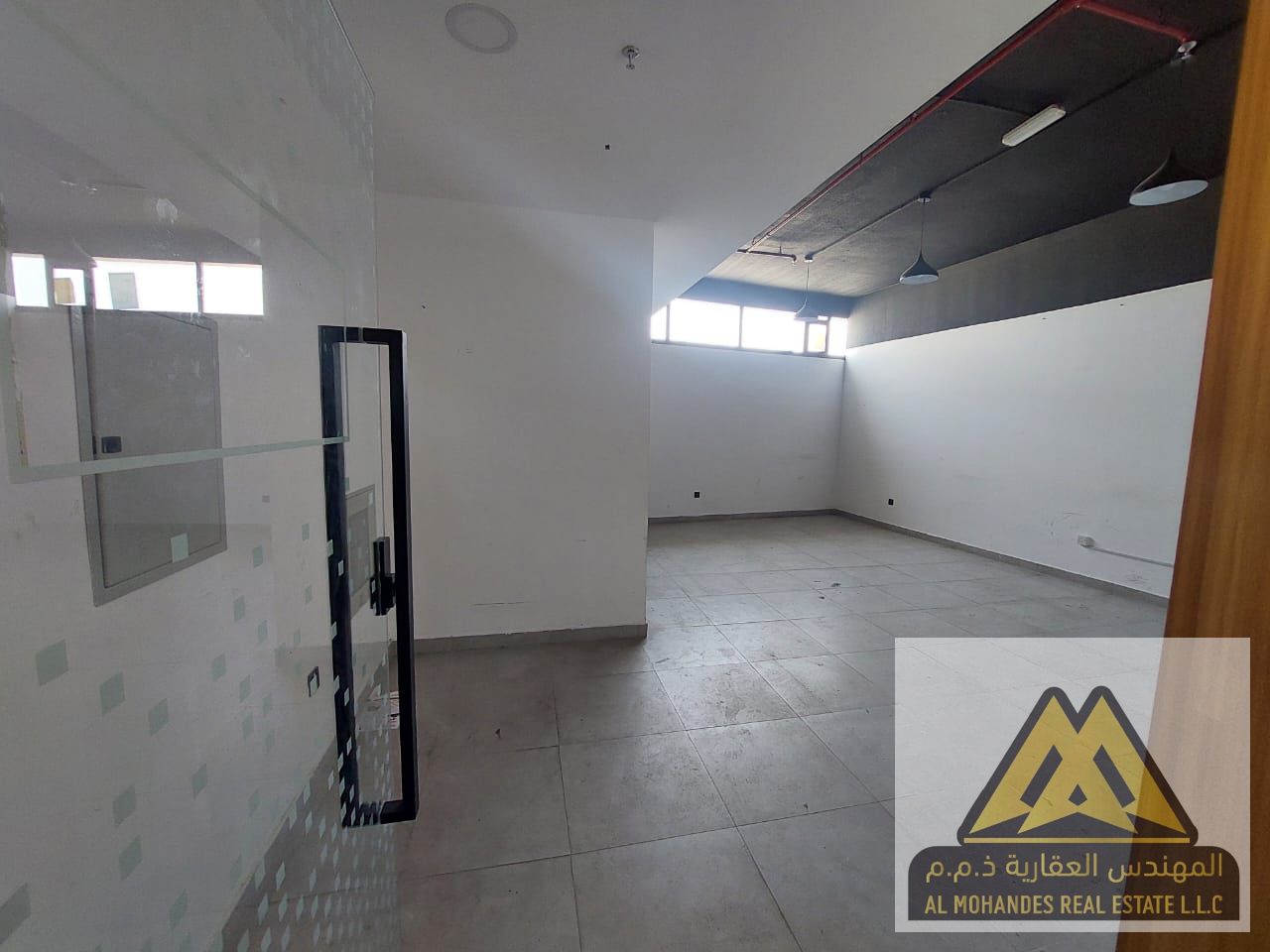Luxury Office for Rent – Al Jurf 1, Ajman, Next to Chinese Market, Main Street, High-End Finishes, AED 45,000/year, 4 Installments.