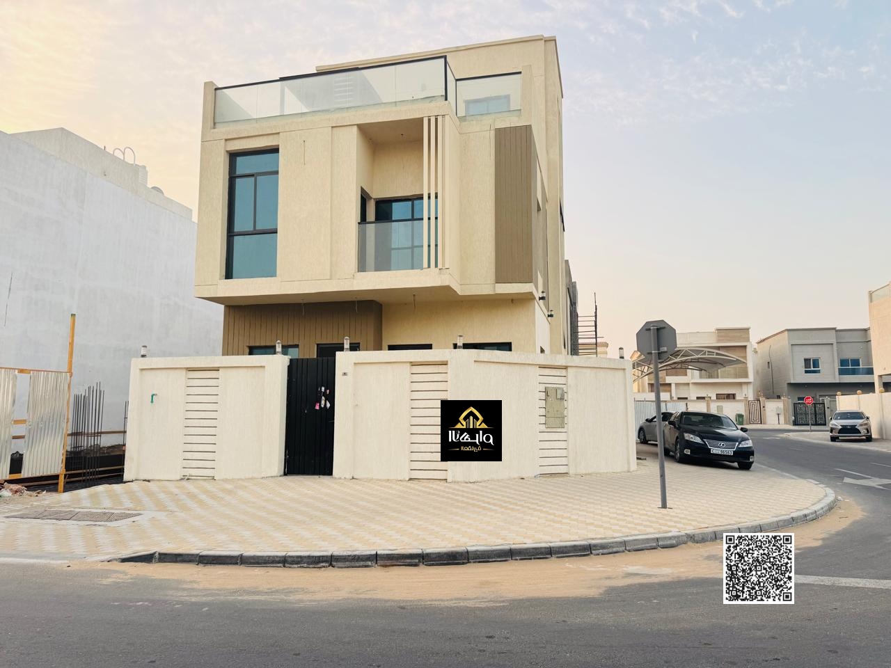 \Luxury villa for sale, located directly behind a mosque, consisting of 7 bedrooms, situated on a prime corner lot.