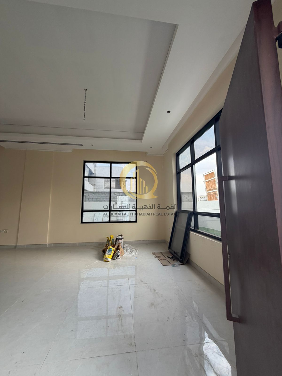 For sale: a villa in Al-Houshi with excellent and luxurious finishes, a prime location, freehold ownership for Arabs, and a spacious area.