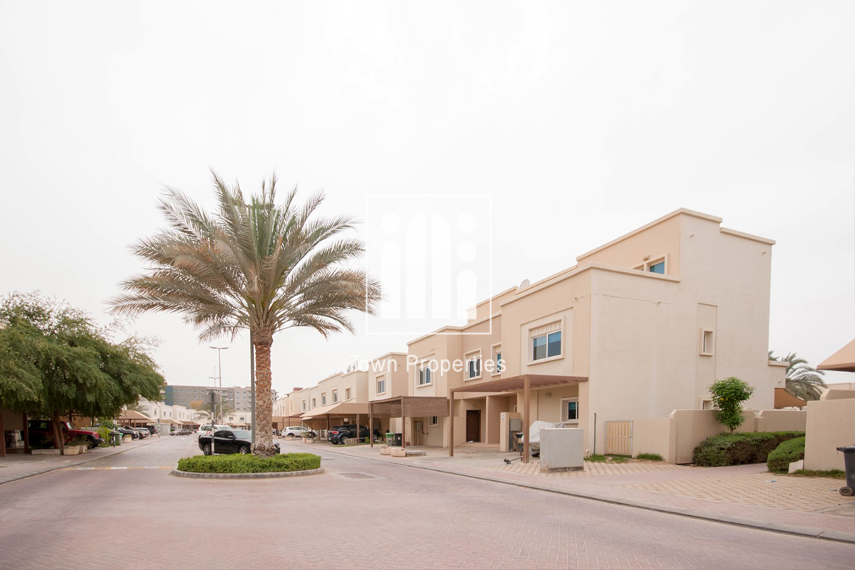 Excellent Services | 2BR + Study Villa | Garden / Parking |