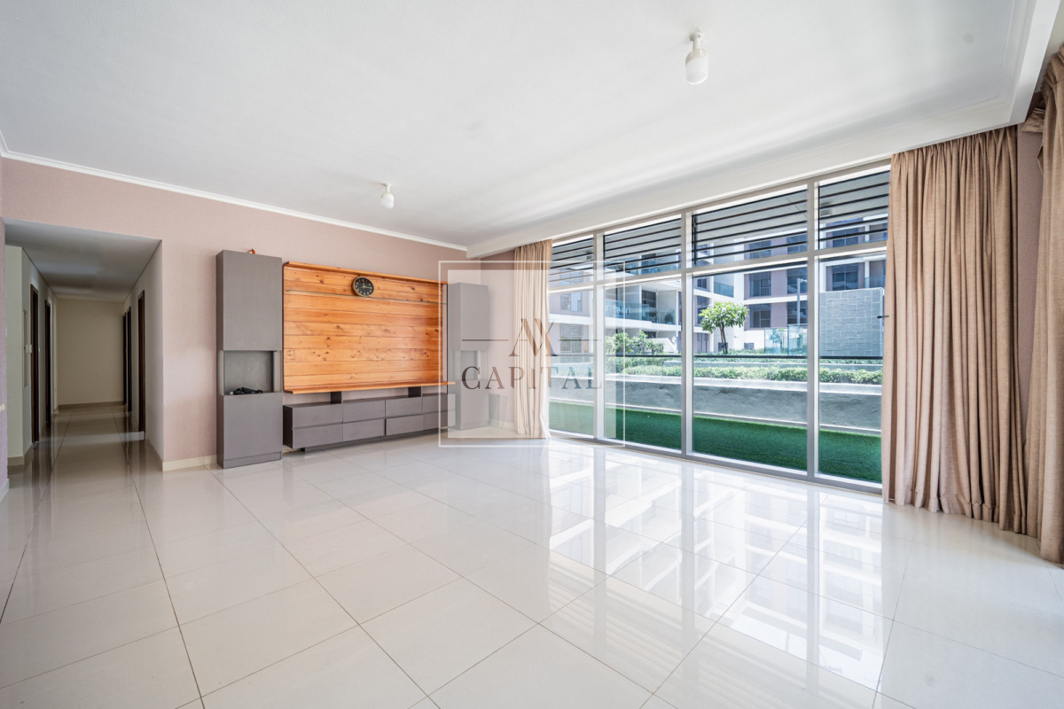 Vacant |Corner Unit | Large Terrace | Pool View