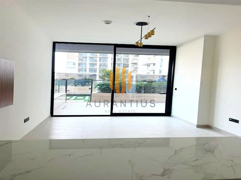 Big Layout | Direct Access to Pool | Vacant