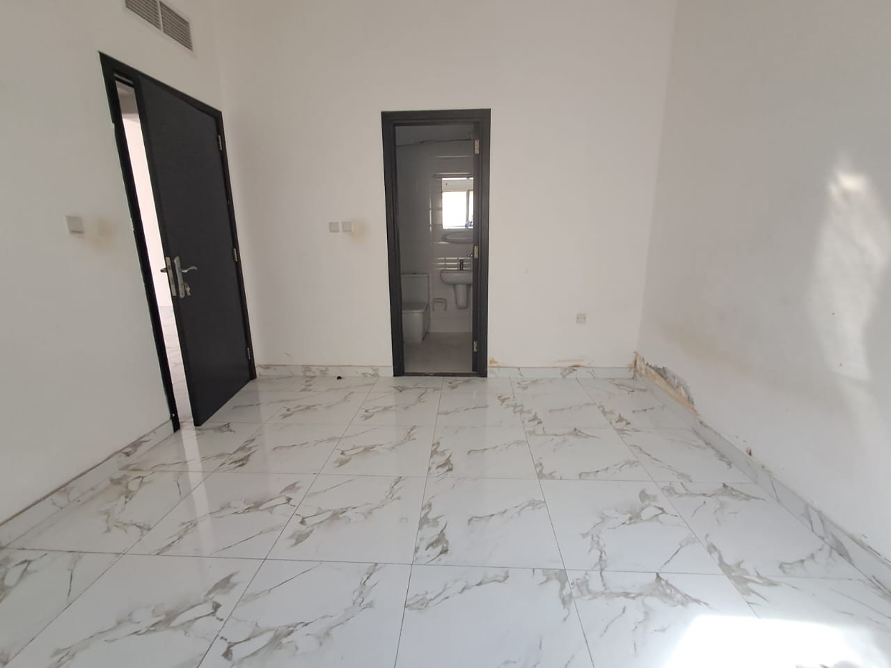 Lxury and Like Brand new apartment with balcony with master room parking prim location sharja Muwaileh calling