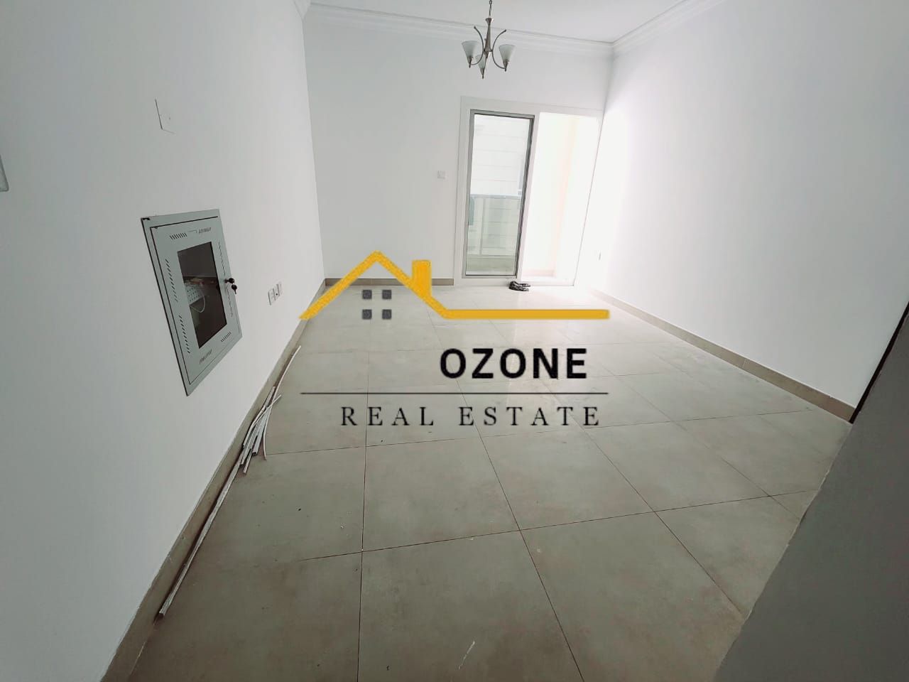 Like New //1BHK apartment with Balcony and Parking //Family Building
