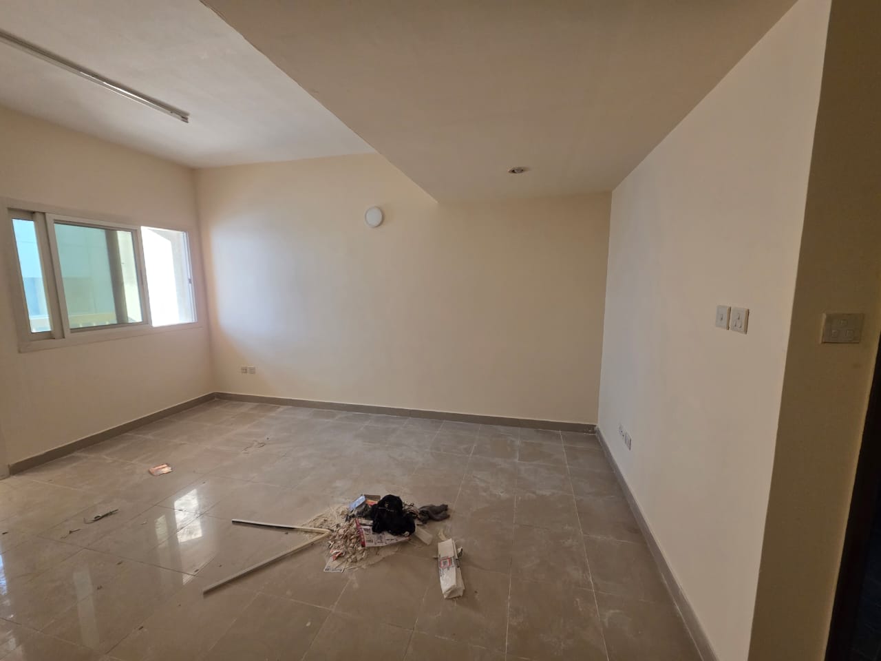 BIG OFFER 1BHK WITH BALCONY CENTRAL AC AND GASS FAMILY BUILDING RENT ONLY 32K