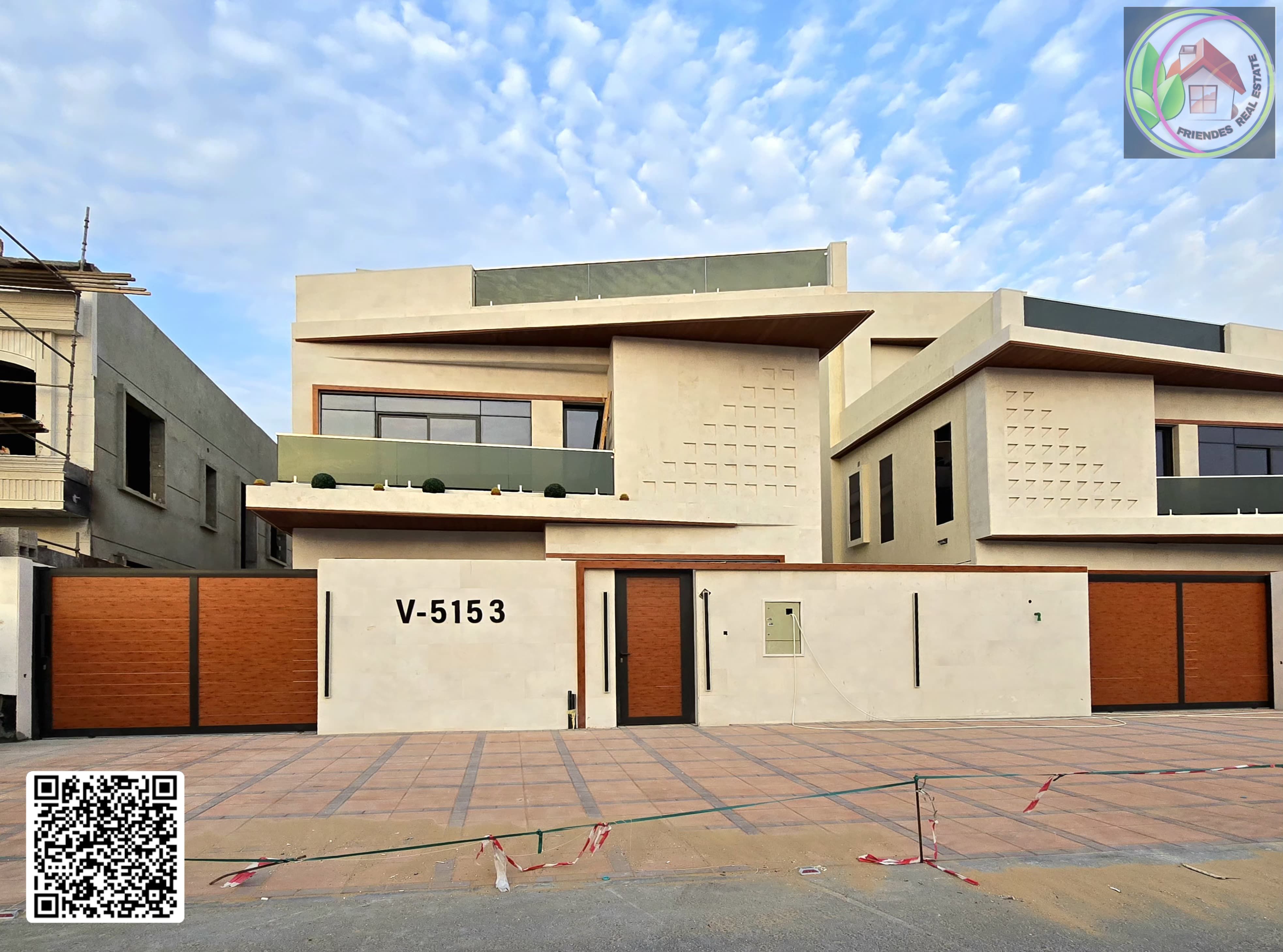 For sale: a spacious villa with a distinctive design and a swimming pool. The price includes registration fees.