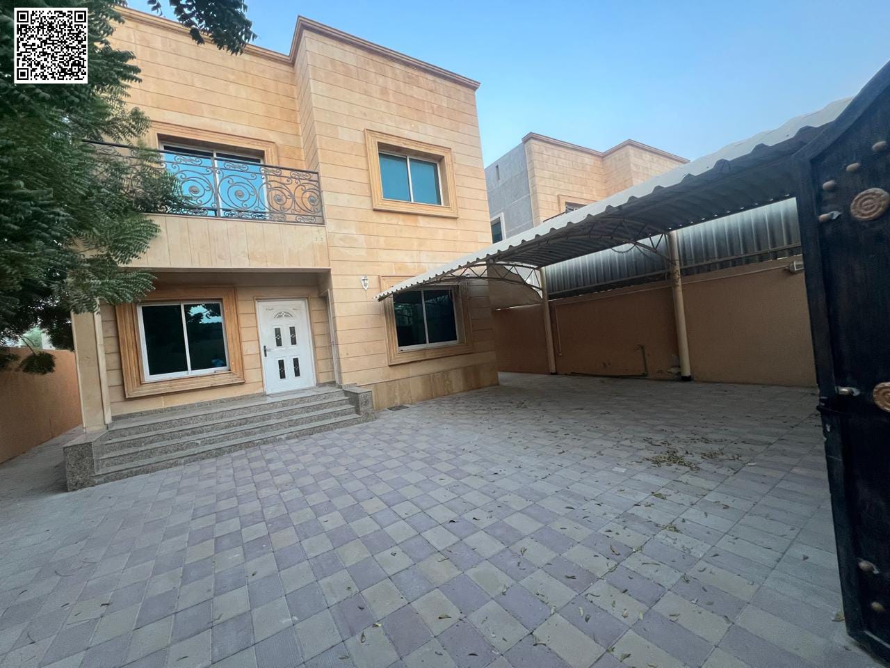 Villa for sale opposite the mosque, including water, electricity, and air conditioning. Freehold ownership for all nationalities.
