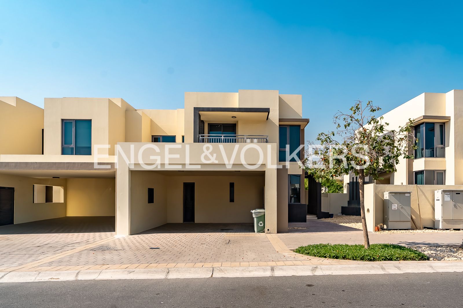 Large Corner Plot | Single Row | Vacant Now