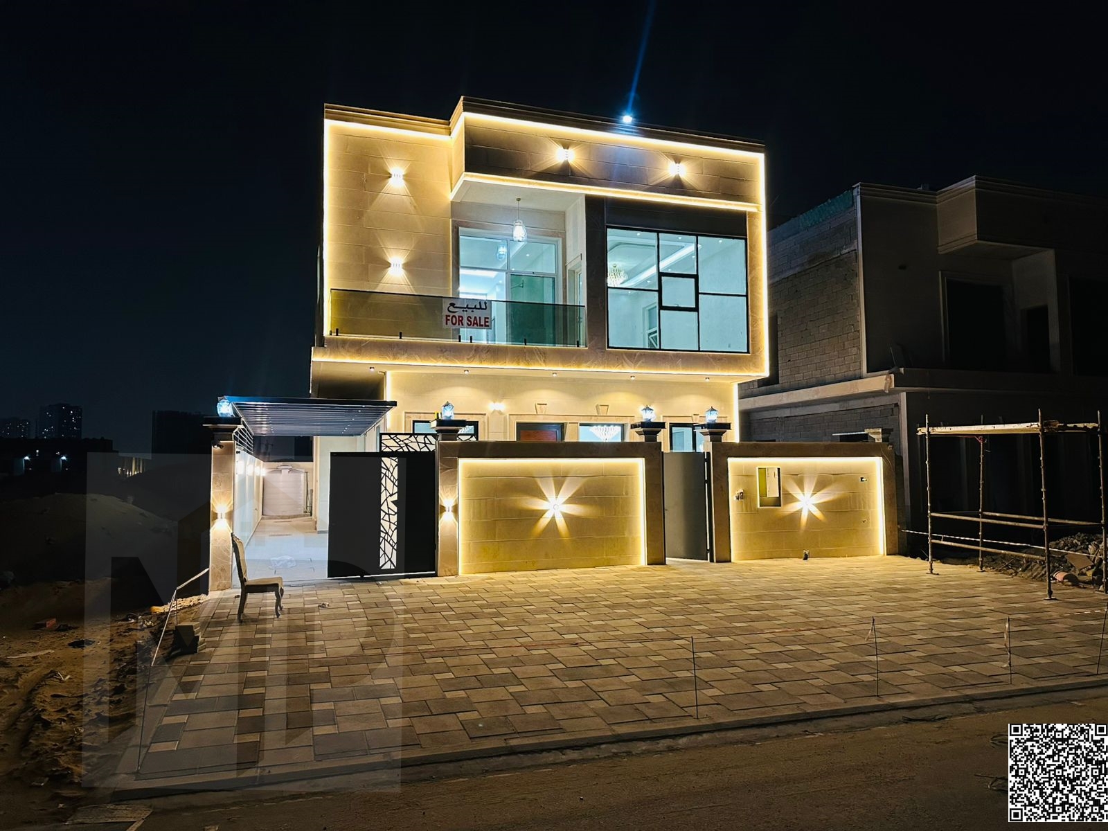 A villa in a prime location near the mosque, two floors plus a roof terrace, featuring five rooms, with prices including registration fees. A fantasti