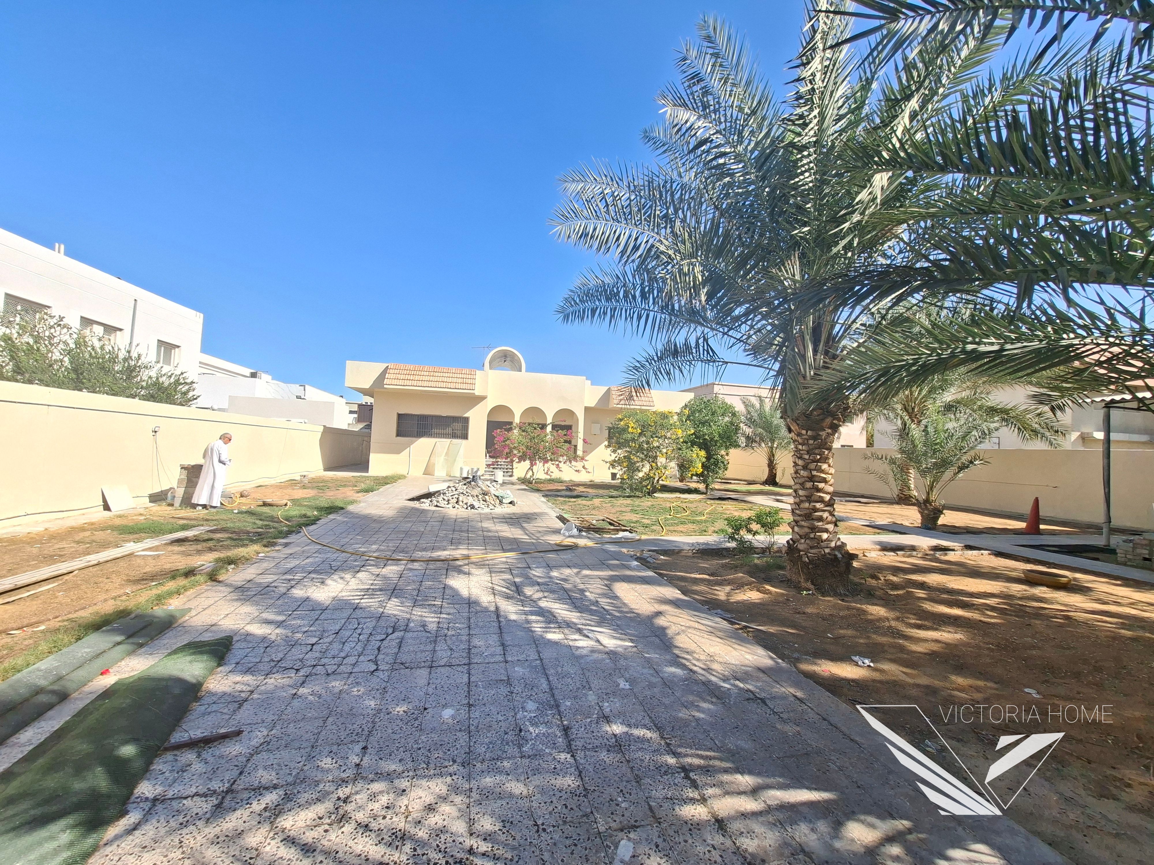 Spacious!5 bedroom villa big hall fully renovated big lawn al falaj sharjah