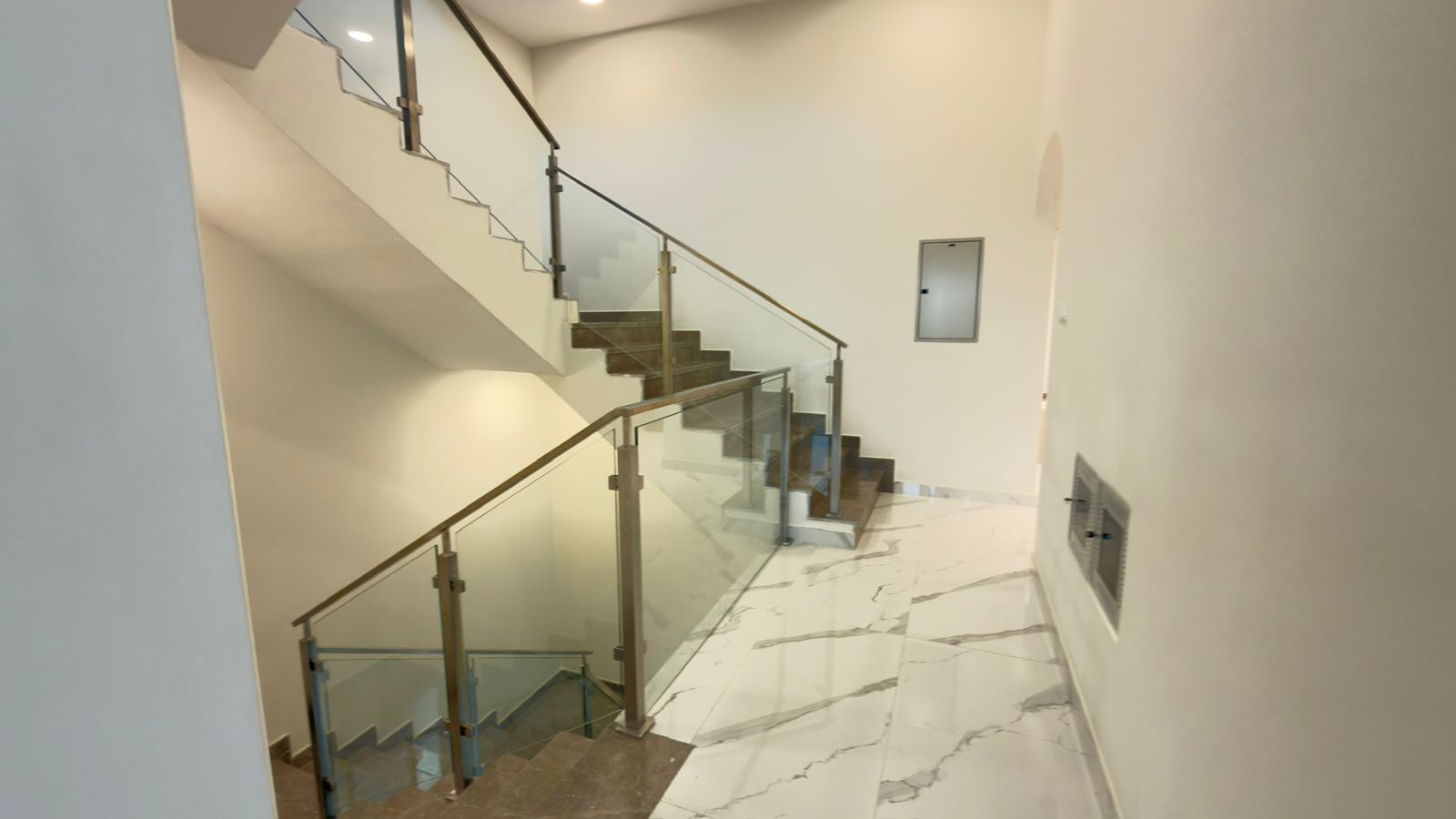Like new 4b villa for rent al Hoshi area sharjah