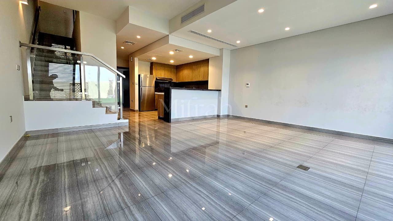 Modern 4BR I Middle Unit I Vacant In Mid-February