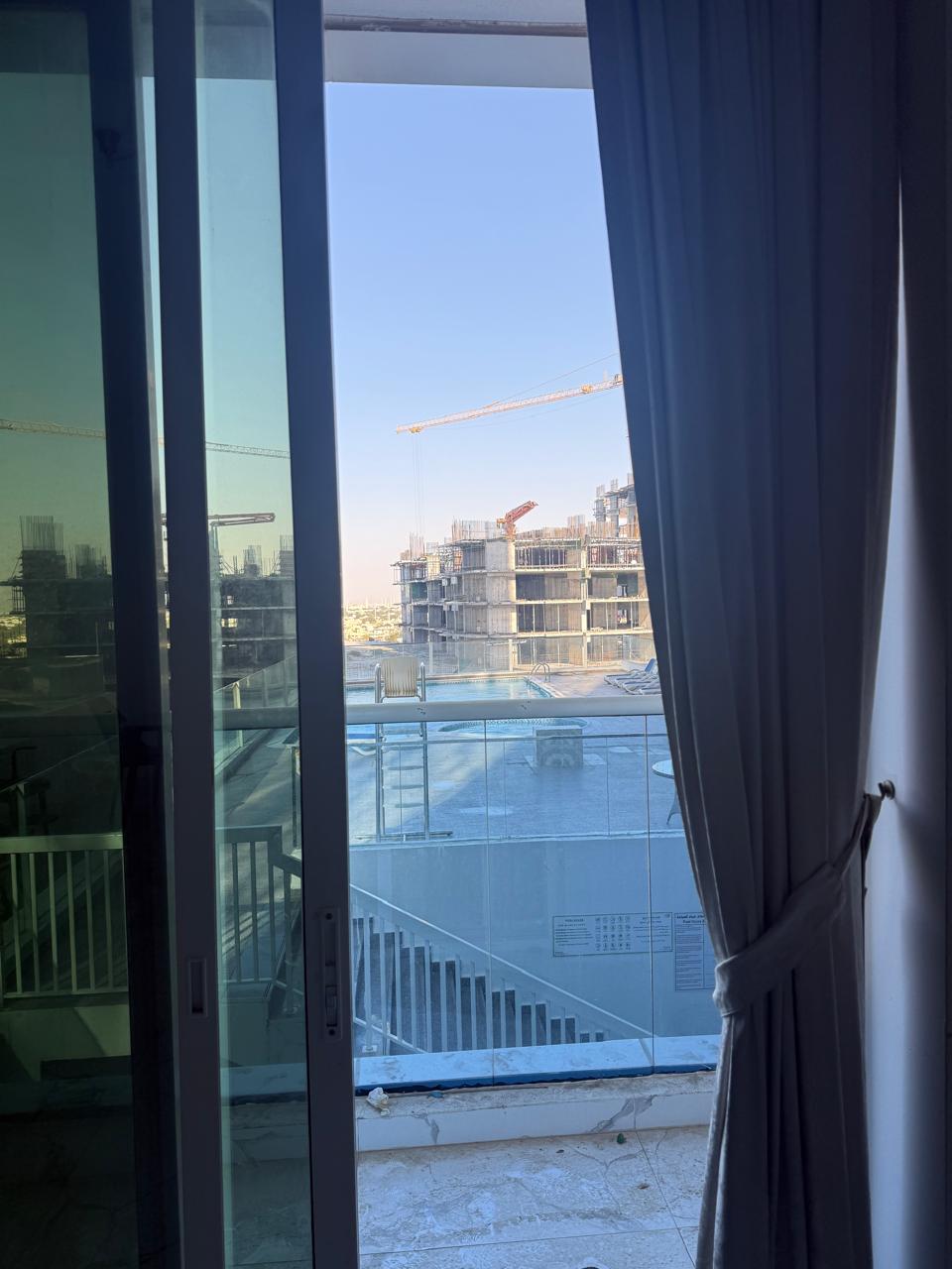 Appartement de deux chambres et un salon à louer à l'année à Ajman, dans la tour Oasis.