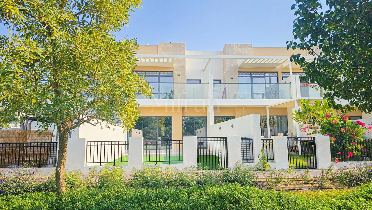 Modern 4BR I Middle Unit I Vacant