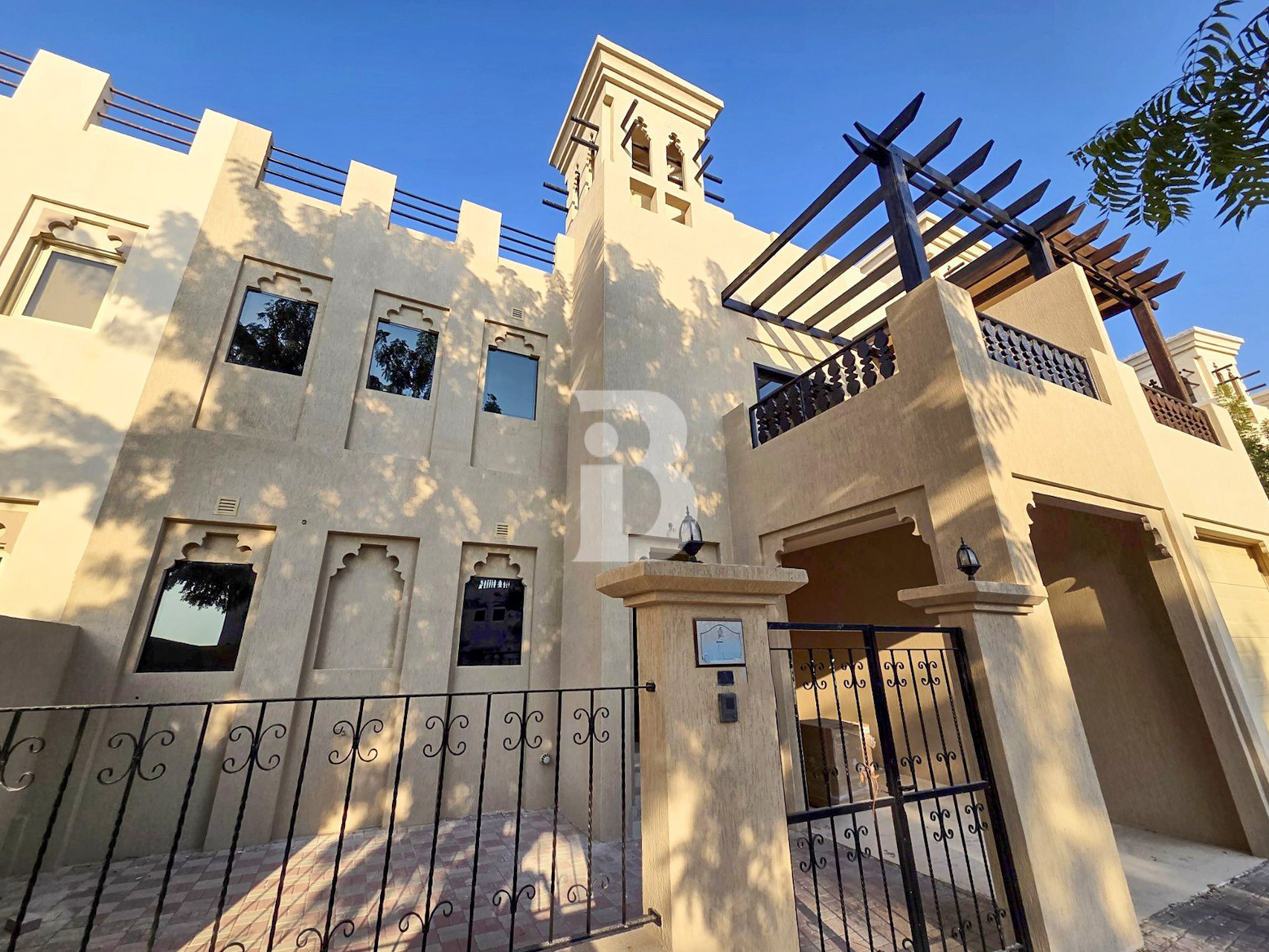 Freshly Renovated Townhouse with Golf & Canal View