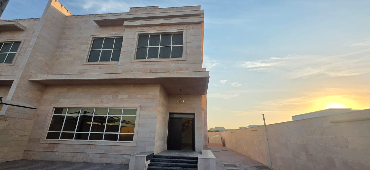 ***Negotiable Price 4 BR Duplex Villa for Rent in Al Hooshi area***
