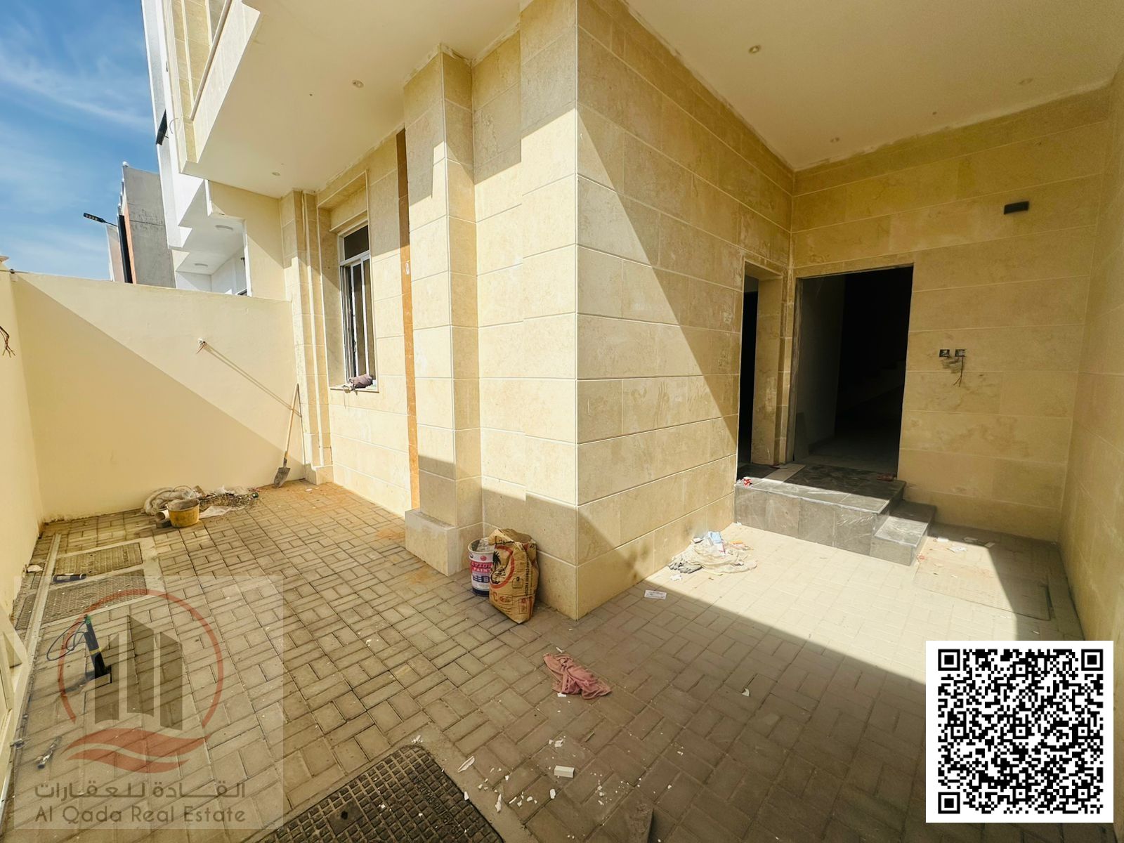 5-bedroom villa with a roof terrace at a great price, close to all amenities.