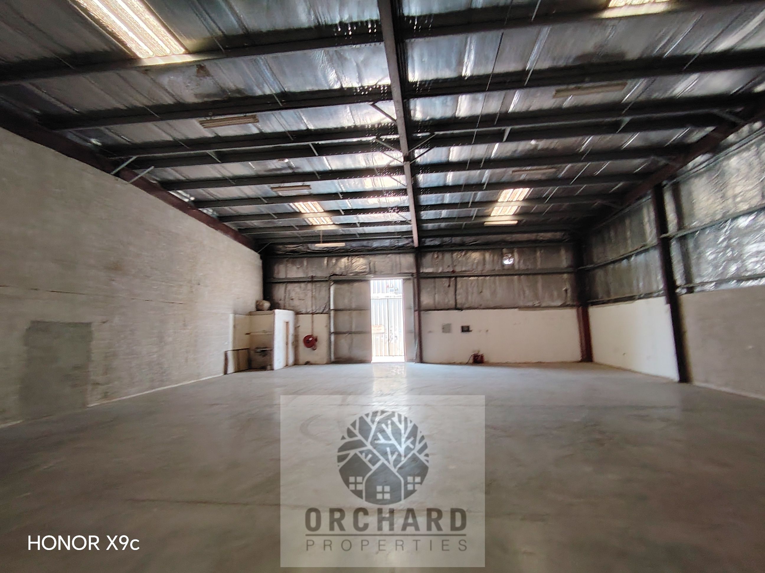 3000 SQFT WAREHOUSE VERY CHEAP PRICE 130,000 DH ANNUALLY/SUITABLE FOR STORAGE/ROADFACING LOCATION/INDASTRIAL AREA 18 [ SHARJAH ]