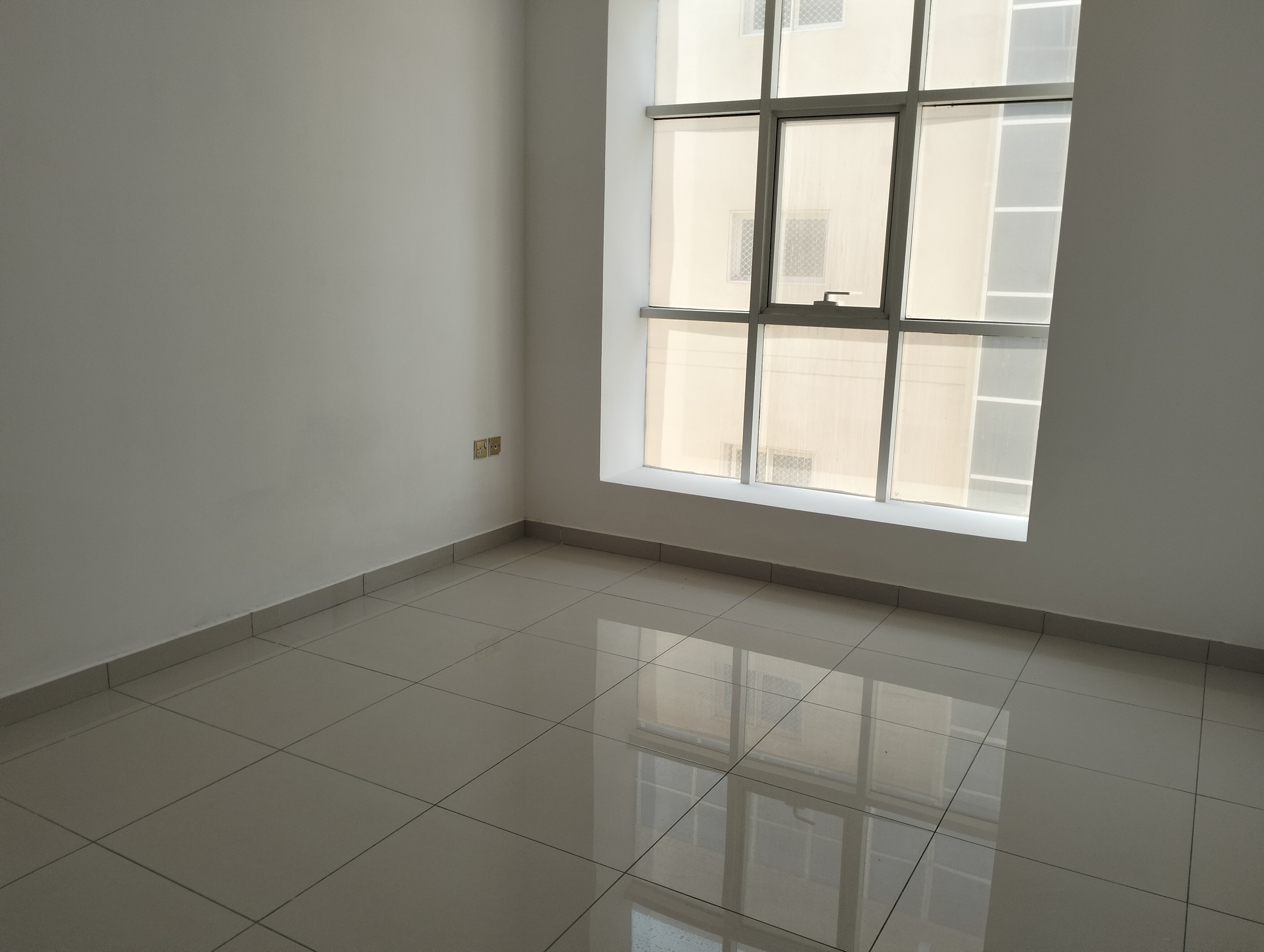SHARJAH CITY CENTRE NEAR SUBWAY BIG SHOP AVAILABLE MEZINEN FLOOR