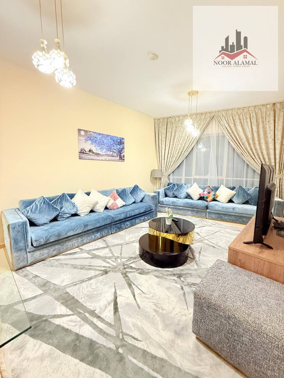 Sharjah, Al Khan: Three bedrooms, living room, maid's room, kitchen, three bathrooms, balcony, full lake view. Price: 9500 AED including internet