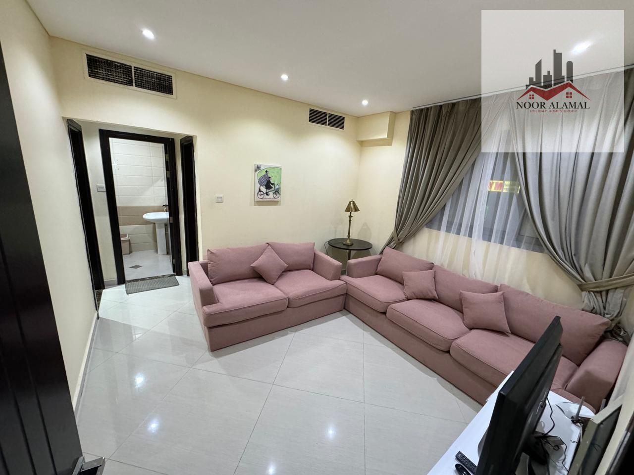 Sharjah, Al-Qaliyah, second floor, one room, hall, kitchen, and two bathrooms. The price is 3,500, including the internet, or the price is 4,200, incl