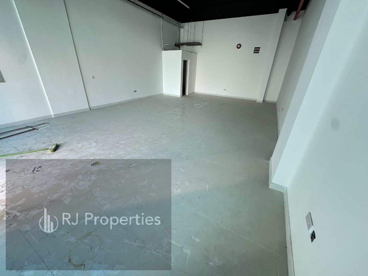 Luxury Huje Spacious Shop Bright Location Corner Shop