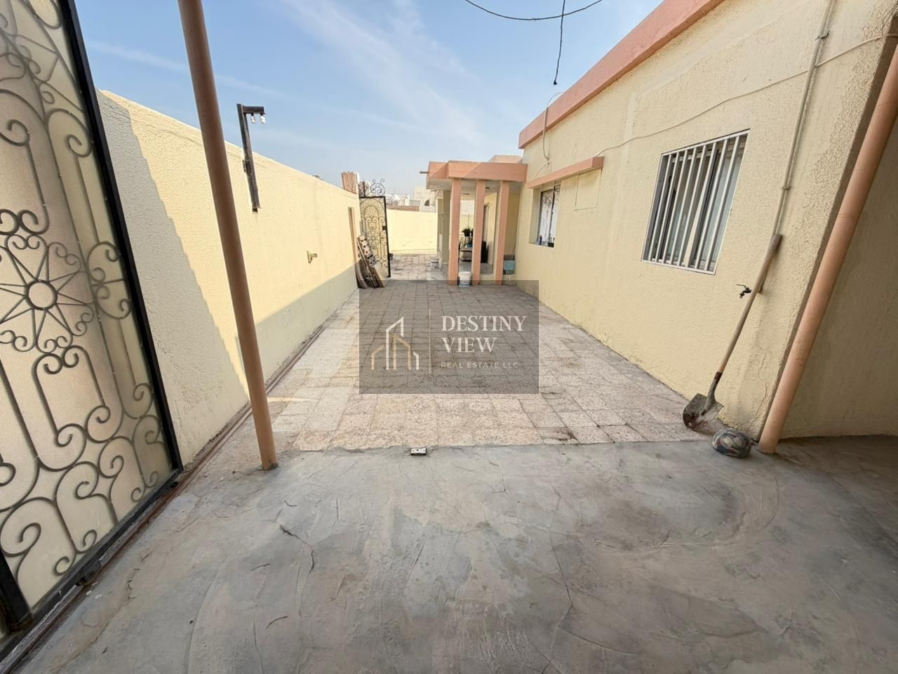 FULLY FURNISHED LUXURIOUS 5-BEDROOM VILLA