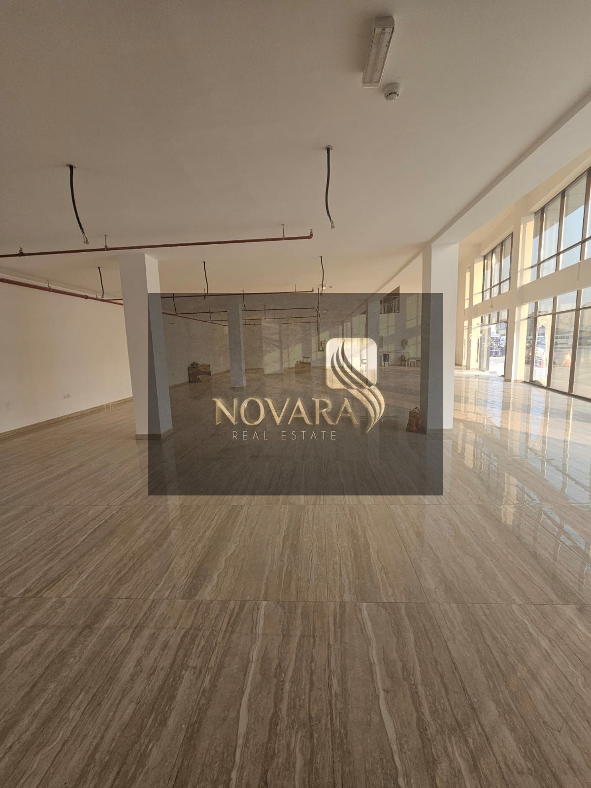 A luxurious showroom with a total area of 8,300 square feet.