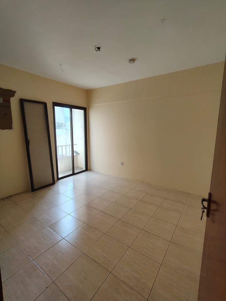 For rent, limited offer: one-bedroom apartment with living room in Al Rolla, Sharjah, close to transport and all services.