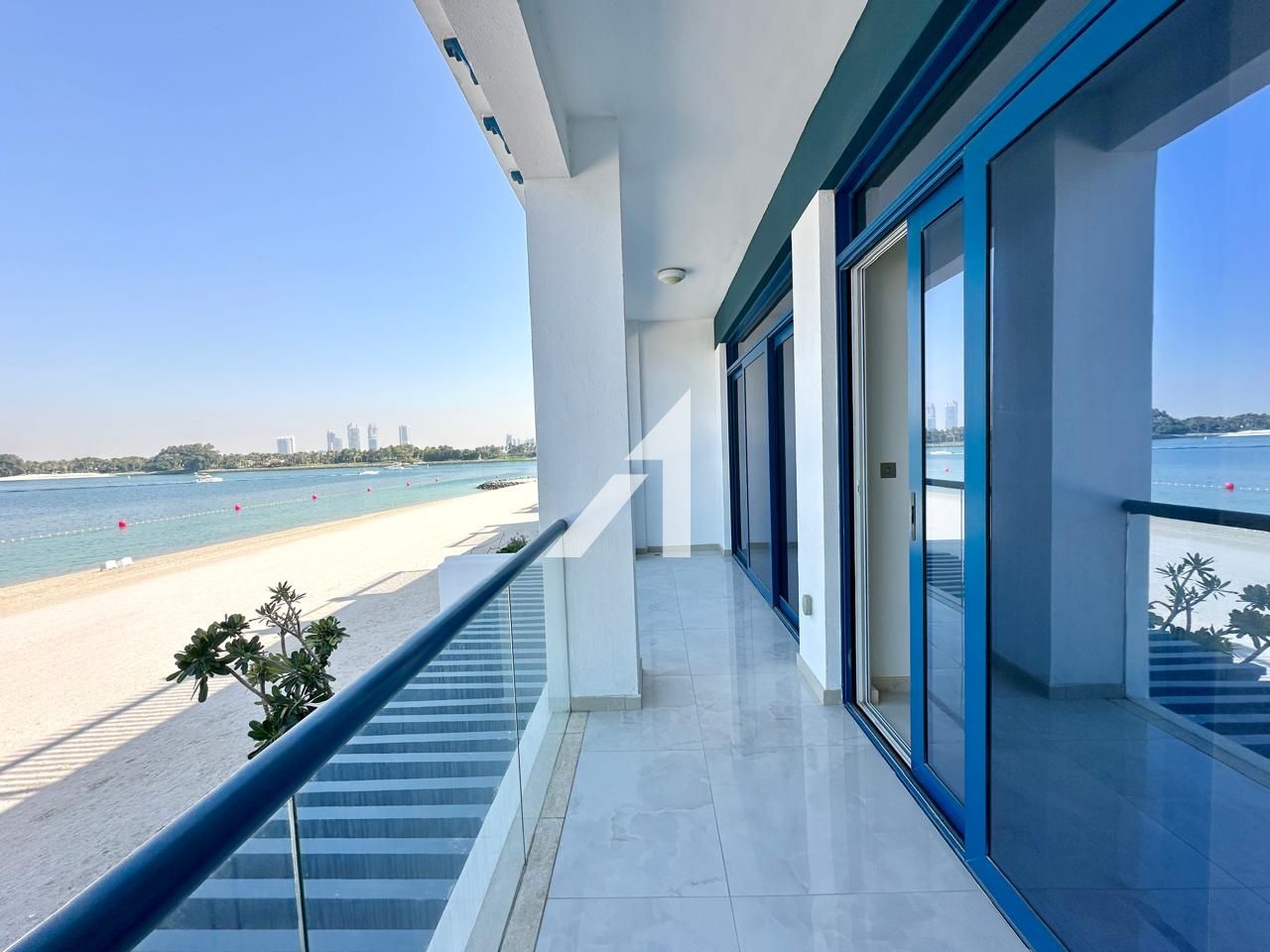 Beachfront Elegance with World Famous Skyline View