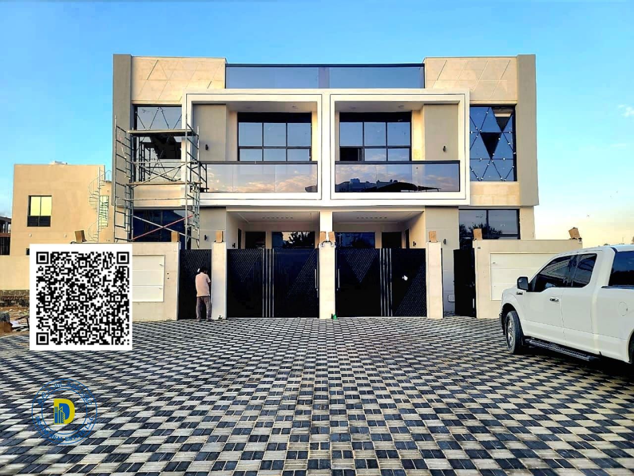 Luxury villa for sale in Al Yasmin, 5 bedrooms, living room and majlis. Price includes registration fees.