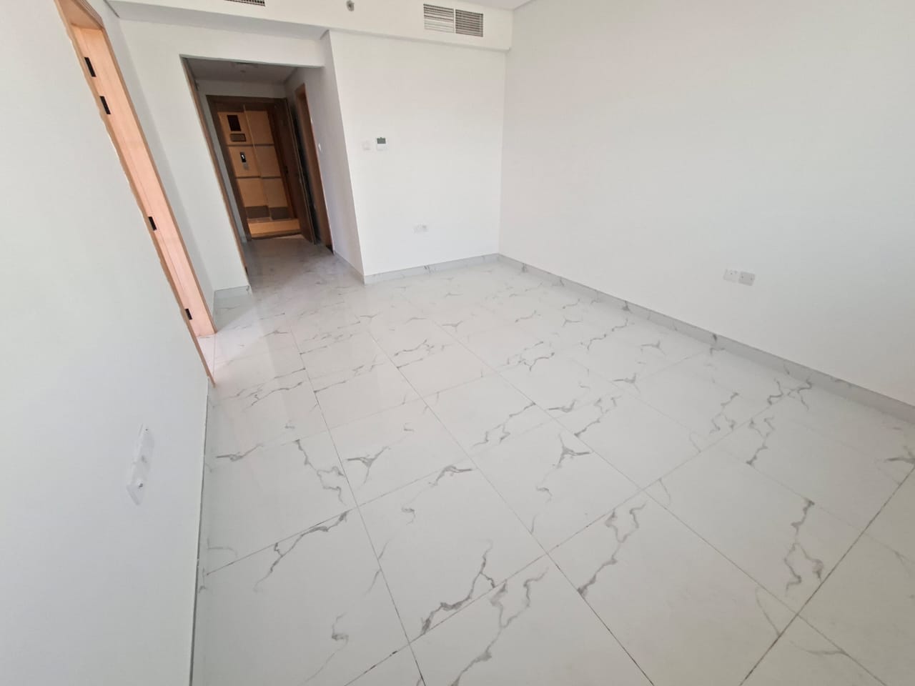Lxury and brand new apartment with balcony prim location aljada out sid