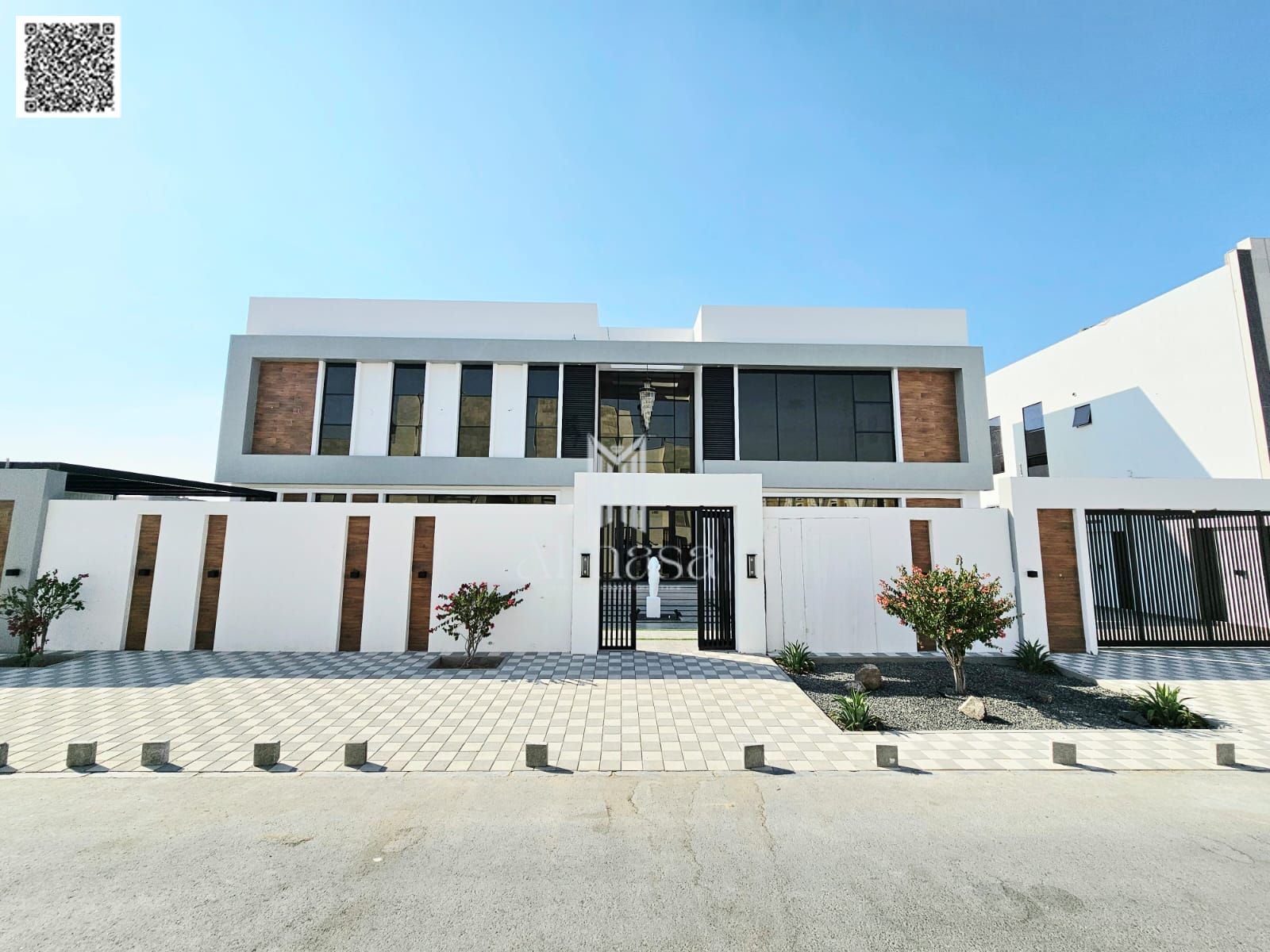 "Super Luxury Villa for Sale with Pool & Large Garden"