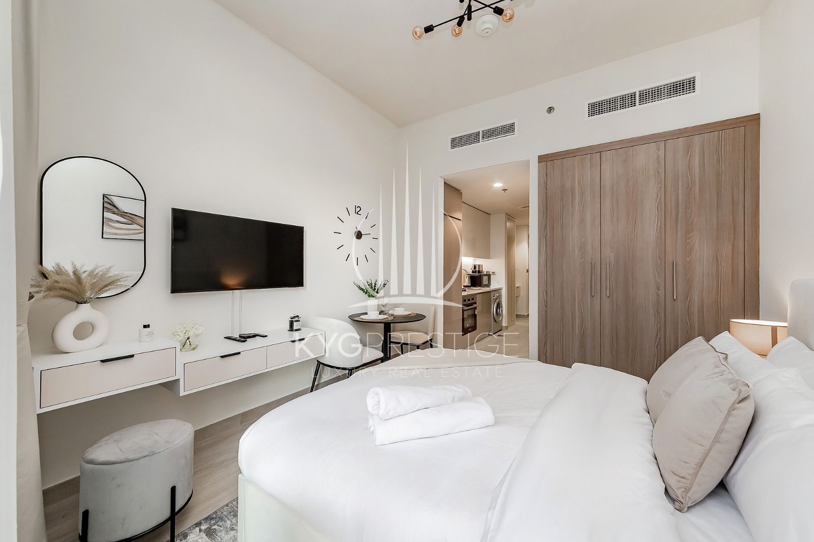 luxury Furnished | pool view | 12 cheques