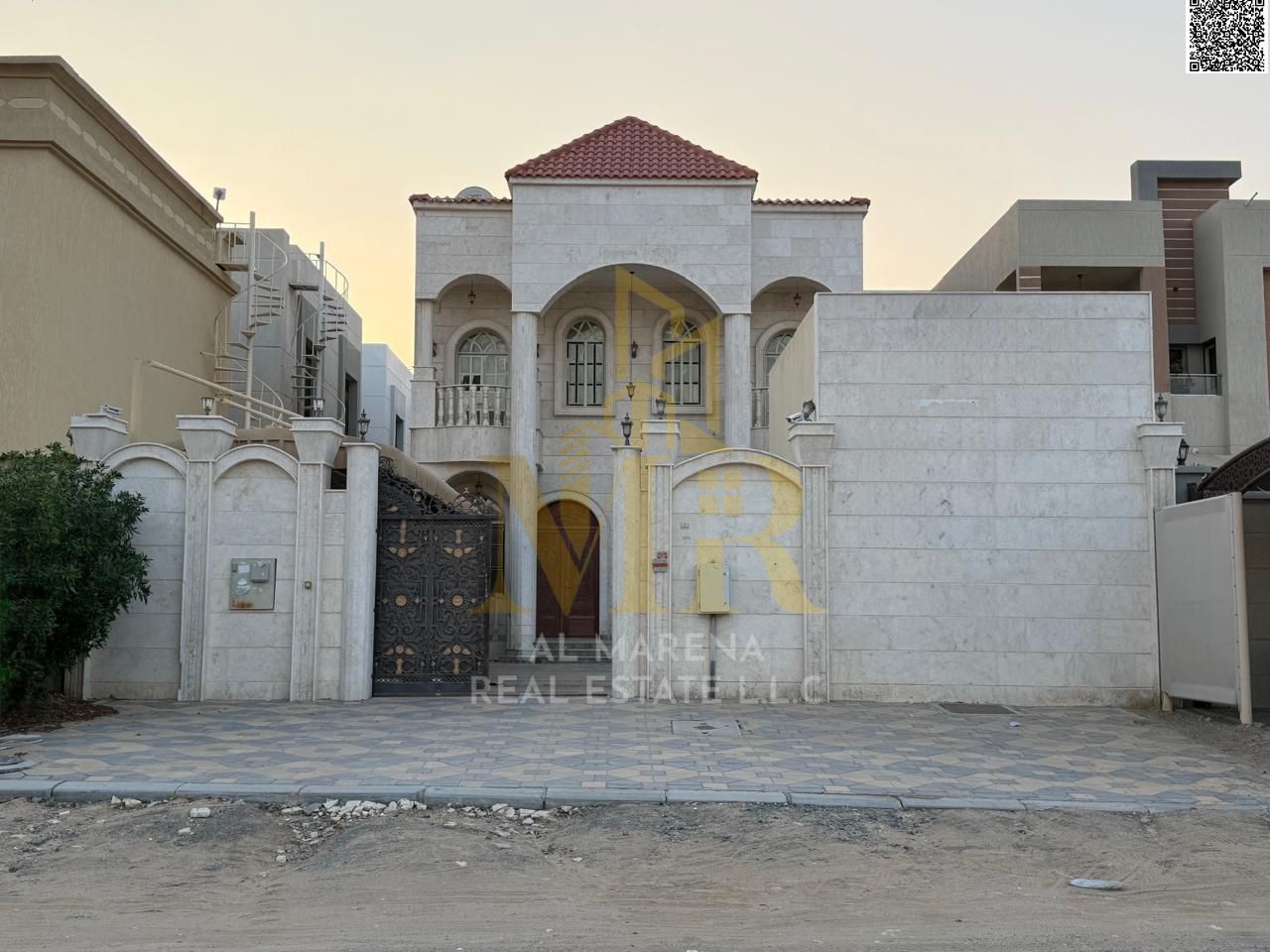 Two-story residential/commercial villa with a rooftop, custom-finished, including water, electricity, and air conditioning, at a special price, freeho
