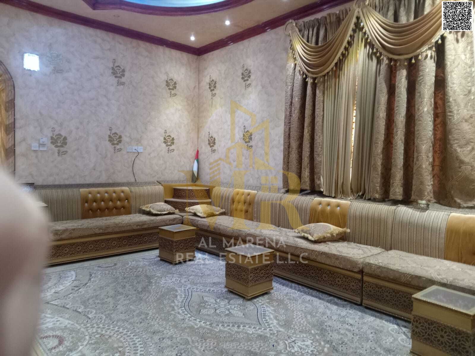 Large villa near Shrouq Mall on Sheikh Ammar Street. Large yard. Includes electricity, air conditioning, water, and furnishings. Freehold ownership.
