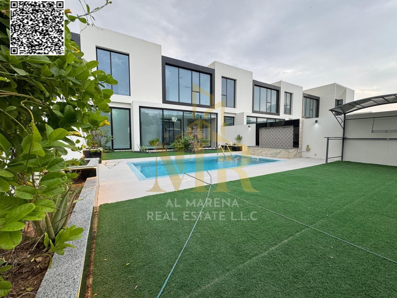 Overlooking the golf course and lake, with a private pool, spacious and luxurious finishes, this smart villa includes electricity, water, and air cond